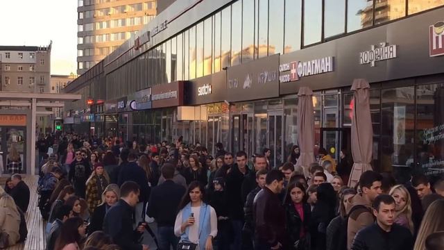Гигантская очередь в BLACK STAR BURGER смотреть онлайн