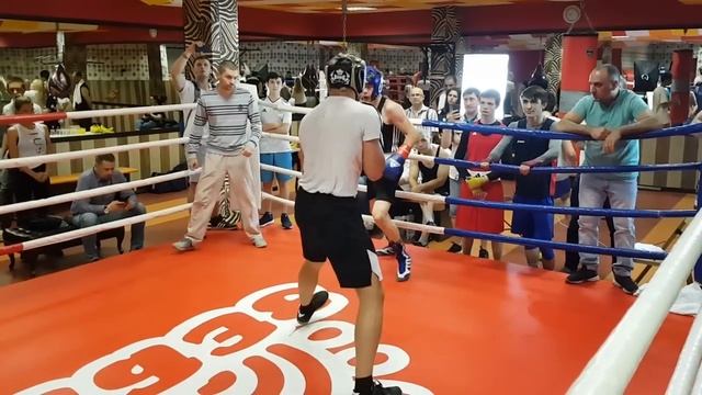 БОЙ! БОКСЕР ПРОТИВ УЛИЧНОГО КОЛХОЗА смотреть онлайн