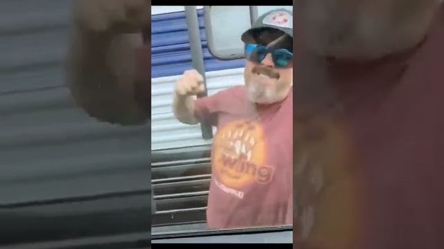 Видос с прошлой недели, где мужик пытался разбить окно автомобиля, превратился в мем??!!#shorts #fu смотреть онлайн