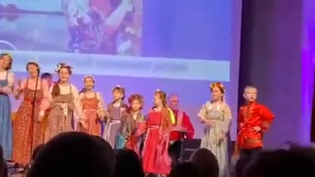 Русская народная песня "Ходил Ваня по лужочку" смотреть онлайн