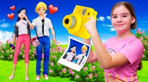 Супергерой Бен 10 рисует портрет куклы Леди Баг. Супер Кот позирует для фото. Видео про супергероев