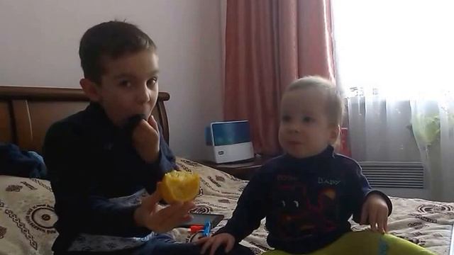 МАЛЫШ ест ЛИМОН со шкуркой первый раз/ младшему 1 год 9 месяцев смотреть онлайн