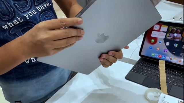 Buying MacBook Pro Offline [Lowest Possible Price] | Reliance Digital and UNI Store || Vlog смотреть онлайн