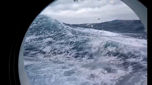 Круизный Лайнер в 12 бальный шторм. Cruise liner in 12 ball storm смотреть онлайн