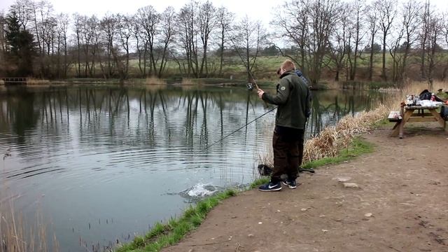 Pæn regnbueørred på gennemløber / Schöne Regenbogenforelle auf Blinker смотреть онлайн