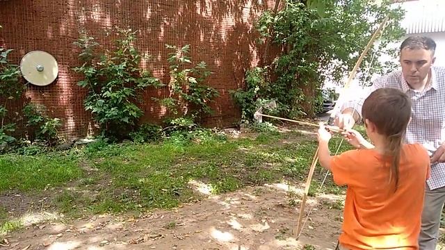 Тренировка по стрельбе из прямого лука. Фрагмент занятия со спецкурса "Эпоха рыцарей и замков" смотреть онлайн