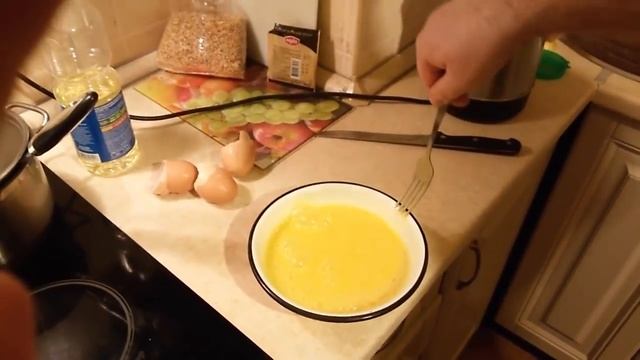 Как приготовить яичницу Омлет с молоком Жареные яйца Простой рецепт завтрака. Fried eggs смотреть онлайн