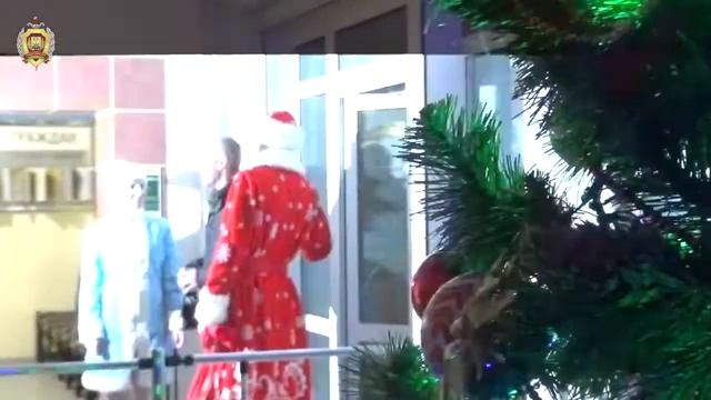 Дед Мороз и Снегурочка встречали сотрудников УВД ранним утром 31 декабря смотреть онлайн