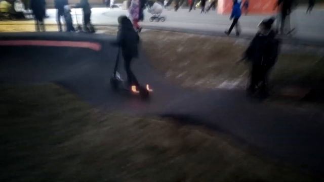 Юные подписчики тестирует два электросамоката./ Electromax смотреть онлайн