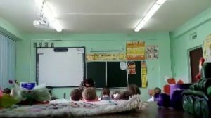 Учитель кричит на детей "Сядь нормально!"