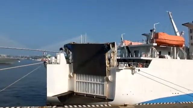 Владивосток. У причала морского вокзала. Vladivostok