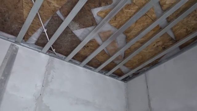 Начал крепить профиль на подвесы к потолку смотреть онлайн