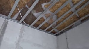 Начал крепить профиль на подвесы к потолку