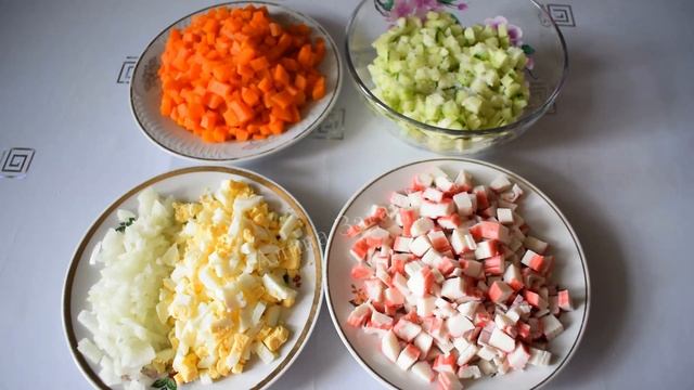 Быстрый салат с крабовыми палочками и малосольными огурцами смотреть онлайн