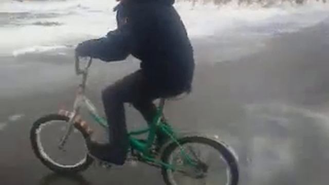 Покатушки зимой на велике часть1 смотреть онлайн