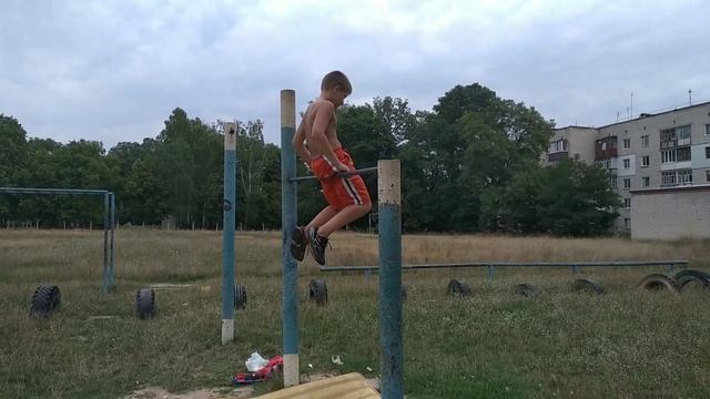 Делаю элемент сальто с седа на турнике