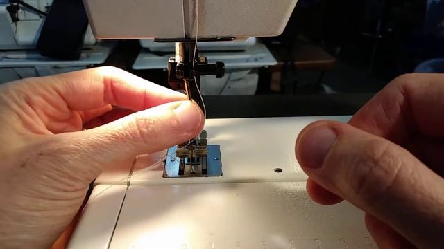 How to Change the Needle in a Home/Domestic Sewing machine смотреть онлайн