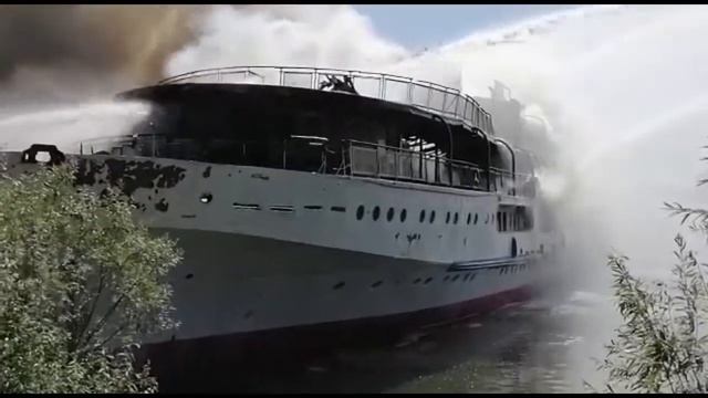 Под Нижним Новгородом на Волге загорелся теплоход «Святая Русь». смотреть онлайн