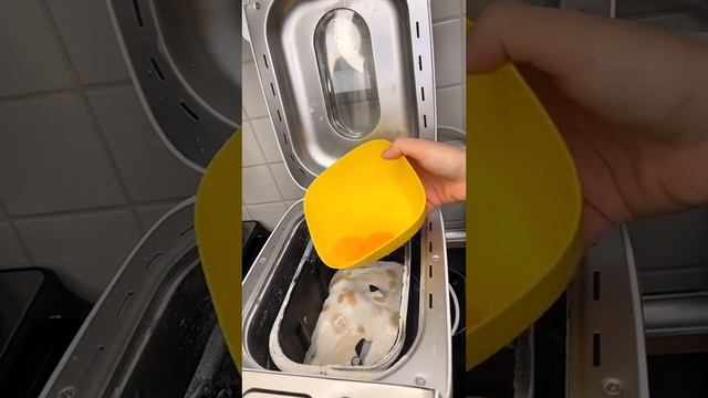 Тесто 3 раза подняться должно и потом можно с ним работать #булочки смотреть онлайн