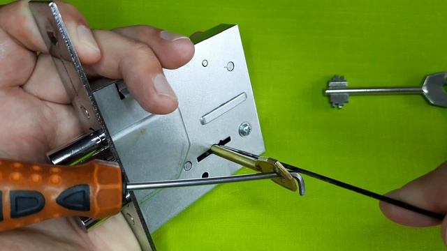 [221] Как вскрыть замок? Так быстро ещё не вскрывал сувальдный замок! смотреть онлайн
