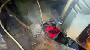 ГАЗ 3307 Легкая замена масла в кпп заливаем масло через концевик #лайфхаки