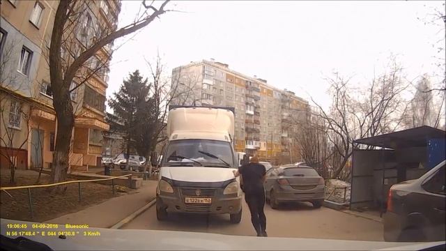 Мужик толкнул газель