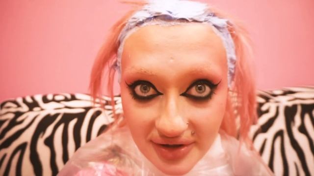 ВЛОГ:КРАШУ ВОЛОСЫ В САЛОНЕ...МАСТЕР ВЫБРАЛ ЦВЕТ НАУГАД!! ( я не знаю какой...) смотреть онлайн