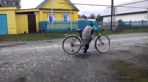 Учимся кататься на велосипеде под рамой.