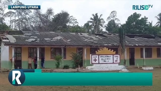 Angin Kencang Terbangkan Atap Sekolah, Kandang Kambing dan Sapi смотреть онлайн