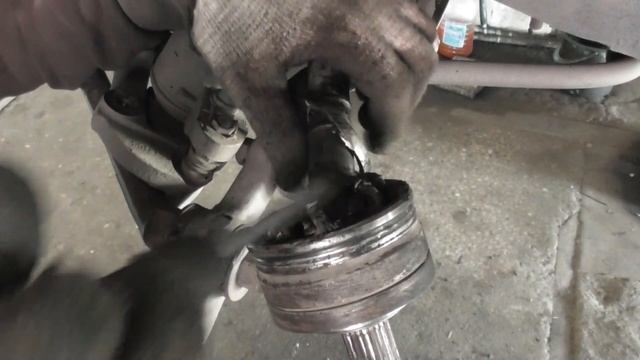 Как снять шрус , заклинило стопорное кольцо