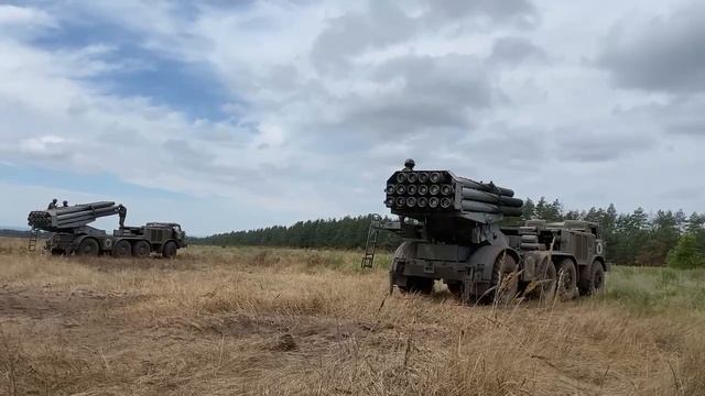 ВС РФ реактивными системами залпового огня «Ураган» по украинским позициям.MP4 смотреть онлайн