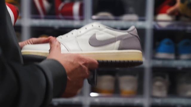 I Toured a $300,000 Sneaker Collection... смотреть онлайн