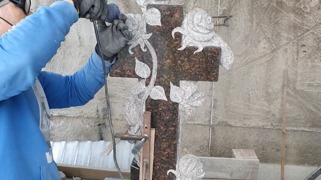 РОЗЫ НА КРЕСТЕ ИЗ ГРАНИТА ДЫМОВСКИЙ. #ПАМЯТНИКИ #СКУЛЬПТУРА #ГРАНИТ #РОЗЫИЗКАМНЯ смотреть онлайн