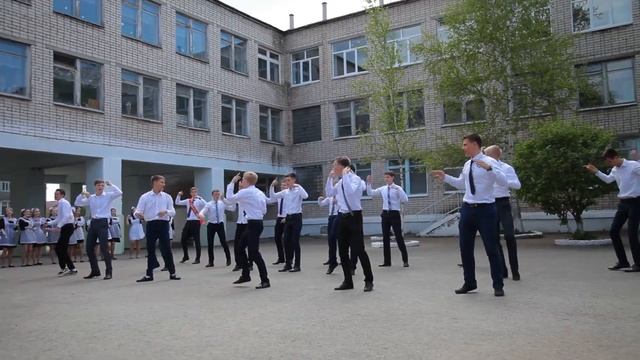 Выпускники 11 классов школы №1 г. Красноуфимска на Последнем звонке смотреть онлайн