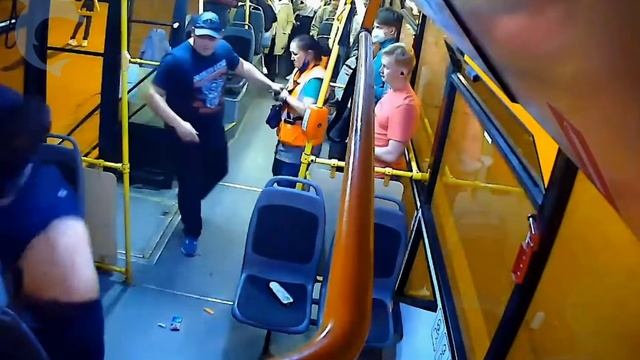 Пьяный мужик решил докопаться до девушки и поплатился#драка смотреть онлайн