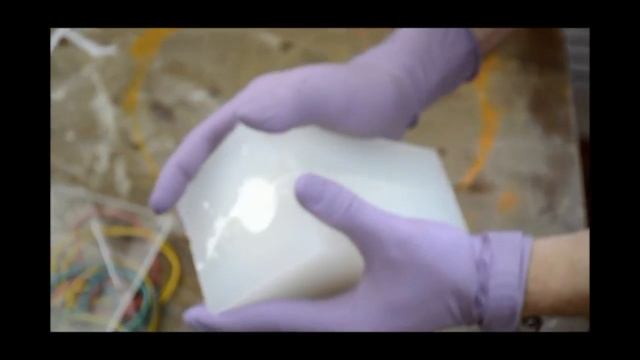 Извлечение из силиконовой формы отливки