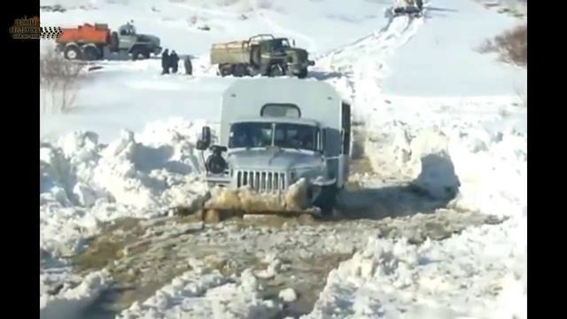 Грузовик Урал по капот за нырнул в ледяную лужу зимой. смотреть онлайн