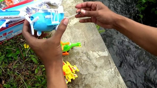Pick up different Airplane Toy from the gutter смотреть онлайн
