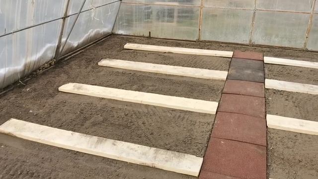 Уезжайте на неделю спокойно! В закрытой теплице рассада помидоров не умрёт в жару если сделать так! смотреть онлайн