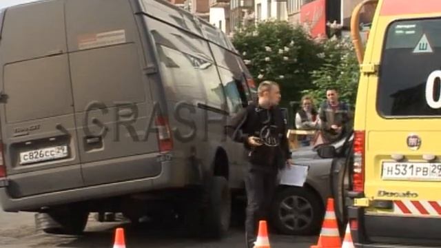 Столкновение микроавтобуса и Хюндай-Солярис смотреть онлайн