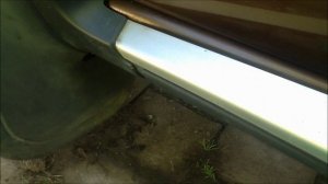 Рено Дастер 2 л.  7 лет. Снятие накладок порогов, обработка антикором.
