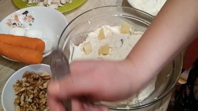 САЛАТ СЛОЁНЫЙ с АНАНАСАМИ. смотреть онлайн