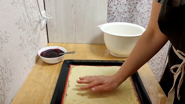 Пирог песочный с вареньем.