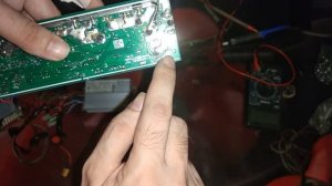 Как очистить ОТВЕРСТИЕ ОТ ПРИПОЯ на плате, без Косички и Олово-Отсоса+