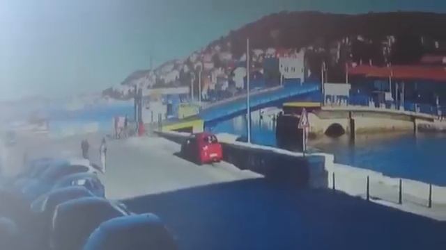 Девушка перепрыгнула раздвижной мост смотреть онлайн