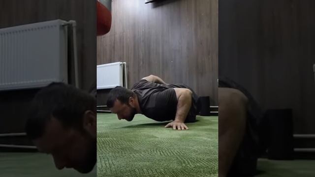Отжимания от пола одной рукой. смотреть онлайн