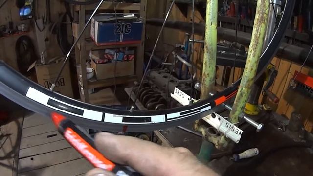ХВЗ Старт Шоссе. велосипед. Замена камеры и устранение восьмёрки! Bike. Camera replacement! смотреть онлайн