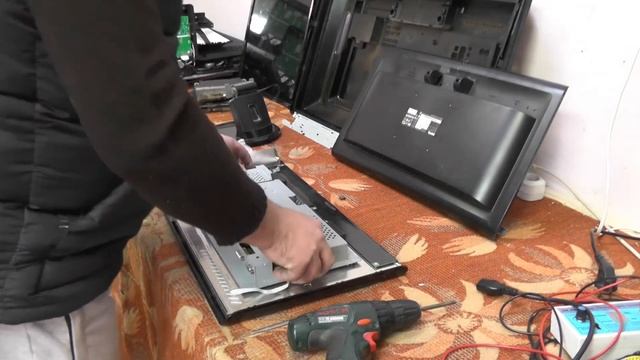 Benq T2210HD НЕ ВКЛЮЧАЕТСЯ ВЫСОХШИЕ ЭЛЕКТРОЛИТЫ РАЗБОРКА. РЕМОНТ. смотреть онлайн