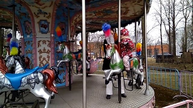 Карусель "Лошадки" смотреть онлайн