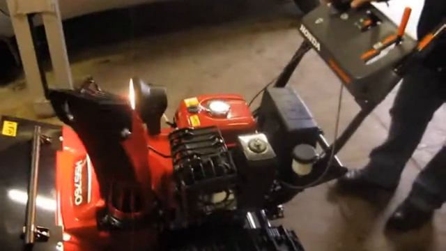 Honda HSS 760 ETS Снегоуборщик гусеничный смотреть онлайн